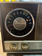 ZENITH AM/FM Broadcast Receiver Model: MJ1035. Sounds nice.