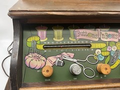 Guild Vintage 1965 « Button & Bows  » Vacuum Tube AM/FM Radio Sewing Cabinet