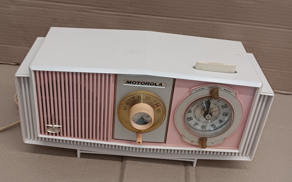 MOTOROLA (Model C19P-32) Clock/AM Radio, MCM – Pink/White, 1963, USA