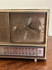 Vintage General Electric Table Radio Model C2535A Buff Plastic W/ Clock (Read)