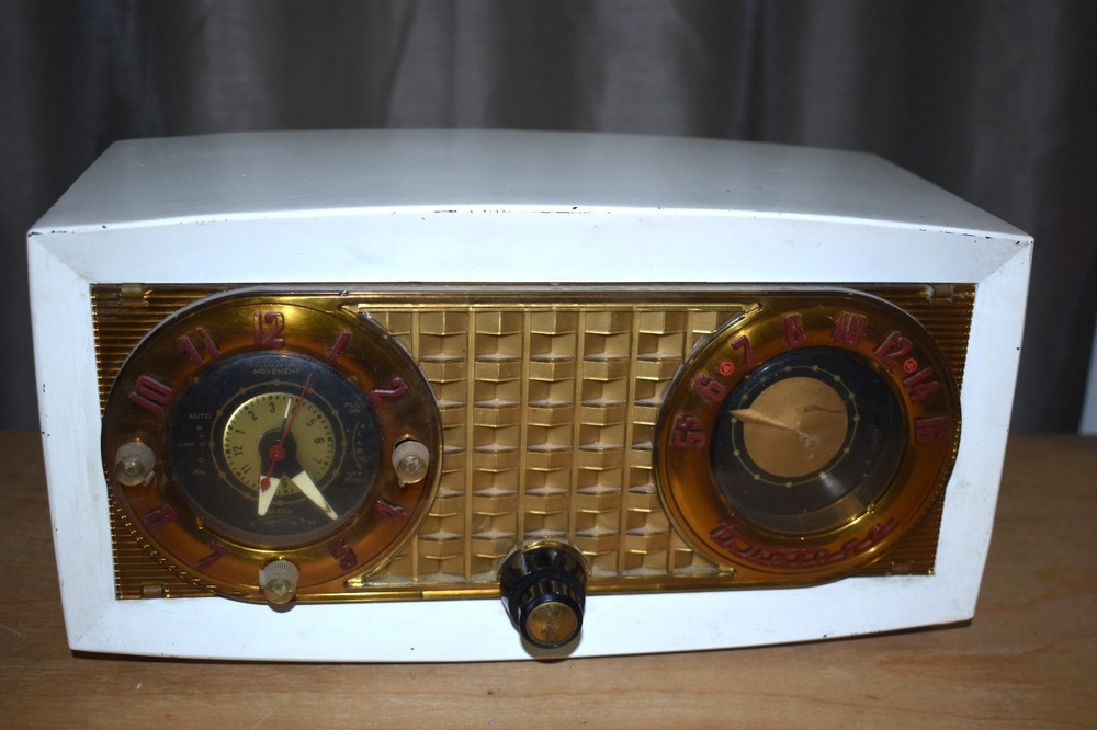Vintage 1950&rsquo;s Truetone AM clock Radio , works Model 2420A