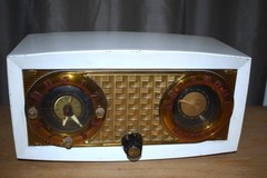 Vintage 1950&rsquo;s Truetone AM clock Radio , works Model 2420A