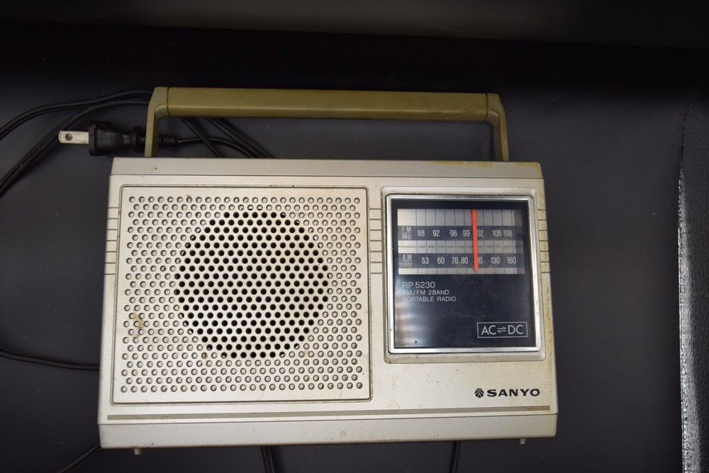 VINTAGE SANYO RP 5230 PORTABLE AM/FM RADIO 2 BAND
