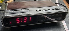 Hitachi KC-542H KC-542 FM/AM 2-band Radio electronic Clock Snooze Dimmer vintage