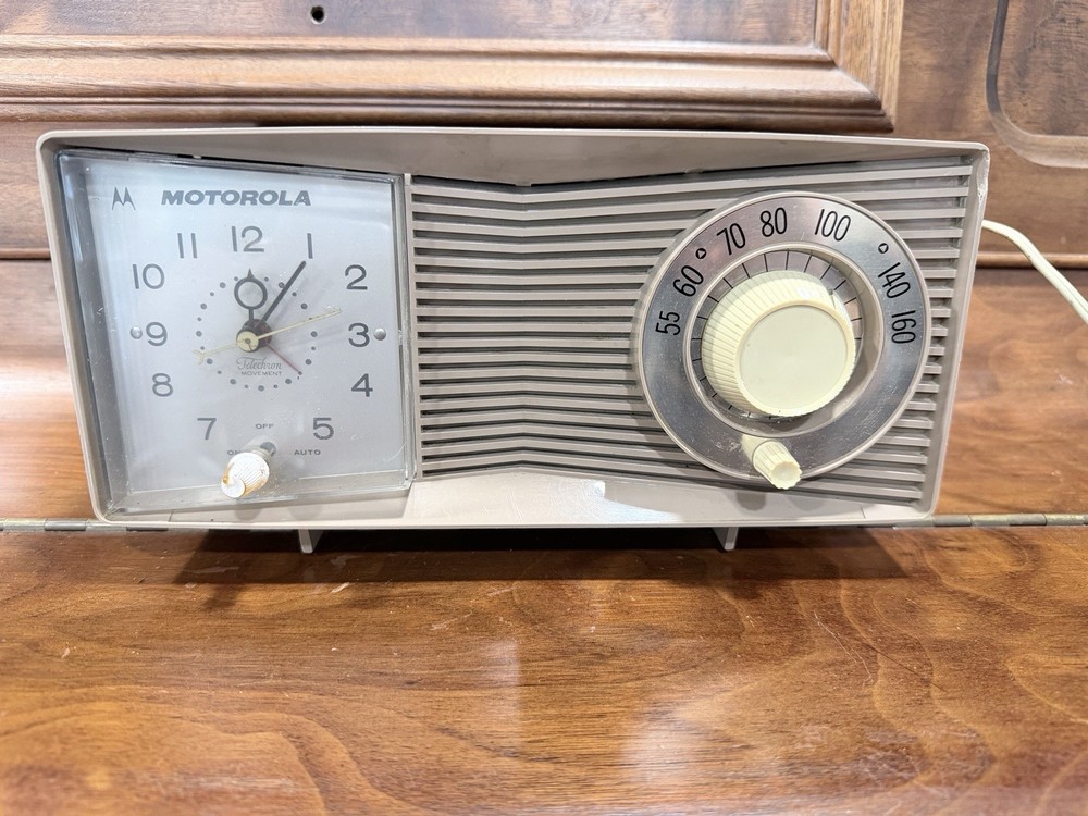 1960’s Motorola C7N/16 M tube radio Mid Century Modern Design WORKS