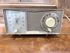 1960’s Motorola C7N/16 M tube radio Mid Century Modern Design WORKS