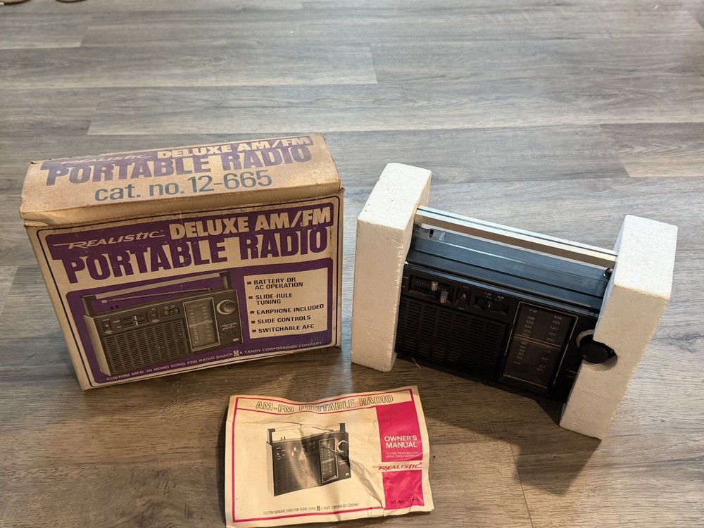 Realistic AM/FM Portable Radio Model 12-665 By Radio Shack Vintage W/ BOX