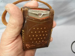 WORKING RED 1959 FLEETWOOD ROUND GRILLE 6 TRANSISTOR RADIO- RADIOORPHANAGE