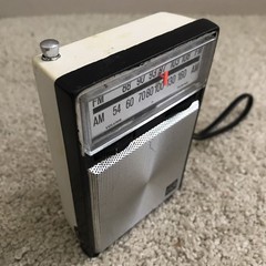 RCA Portable AM/FM Pocket Radio Vintage 1967 – Model RHM19 – « The Moppet » (READ)