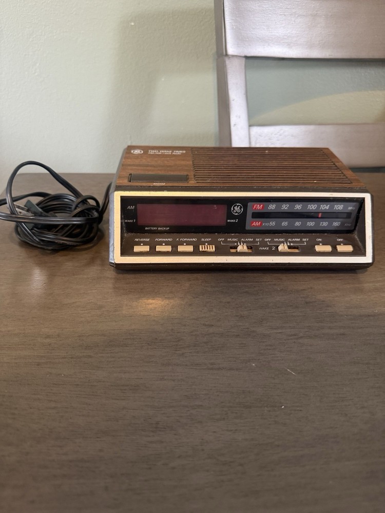 Vintage GE Model 7-4616B Wood Grain AM/FM Dual Alarm Clock Radio