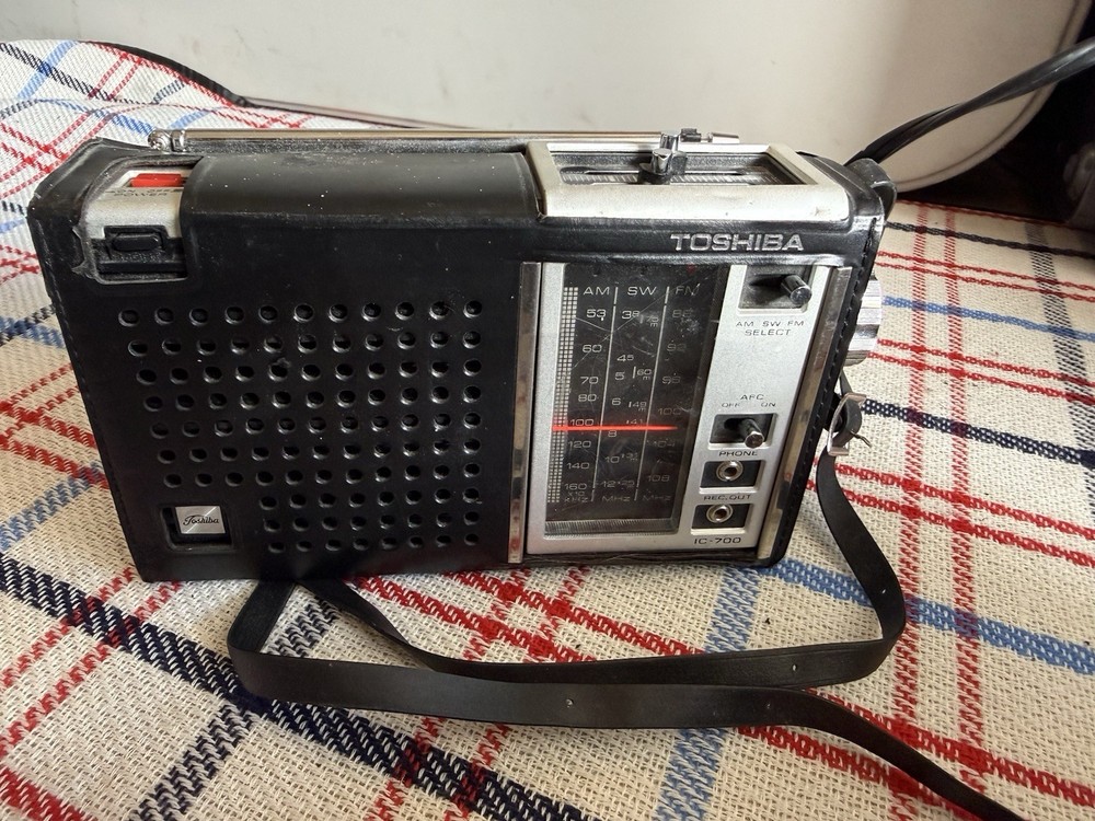 Working Vintage Toshiba IC-700 AM/FM/SW radio With leather case Tested Works