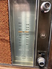 Motorola TT13EW Vintage Wood AM/FM Tabletop Radio W/Red Fabric Grill Tested Work