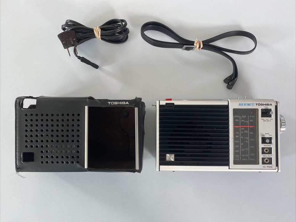 Vintage Toshiba Solid State Radio FM/SW/MW 3 Band IC-700 ICFET *Read Desc