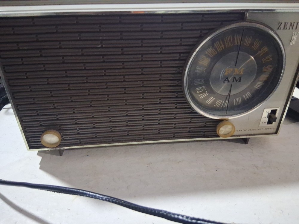 Vintage Zenith AM/FM Radio Electric Model X316 White Case PARTS OR REPAIR ONLY