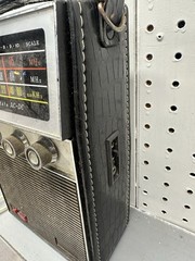 Vintage 3-Band Solid State AC-DC Radio w/ carrying handle & power cord *Tested*