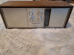 Vintage Lloyd&rsquo;s 1H83W-94A AM FM Solid State 2 Speaker Wood Grain Table Radio…