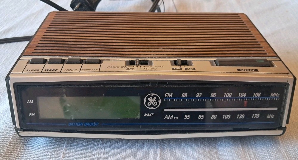 Vintage GE Digital AM/FM Clock Radio Wood Grain Model No. 7-4612B WORKS