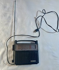 Vintage Retro Atomic Mid Century GE Travel Mantle Shelf Radio 1970s7-2810E