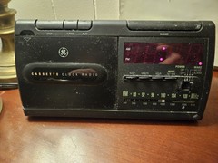 GE Radio Cassette Player Alarm Clock AM/FM Radio 7-4915A Works Cassette Untested