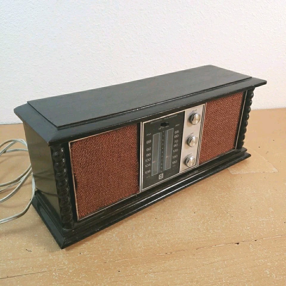 Vintage 1960s RCA Japan 16&Prime; Solid State Wood AM FM Tabletop Radio Pecan WORKS