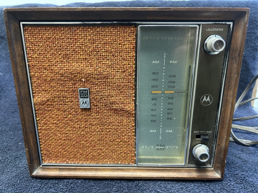 Motorola TT13EW Vintage Wood AM/FM Tabletop Radio W/Red Fabric Grill Tested Work