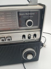 Vintage Sears Model 2673 Deluxe 7-Band Radio is a multi-band analog radio **READ