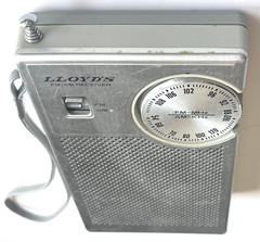 VINTAGE LLOYD&rsquo;S SILVER FM/AM RECEIVER HANDHELD PORTABLE RADIO N701 WORKS GREAT!