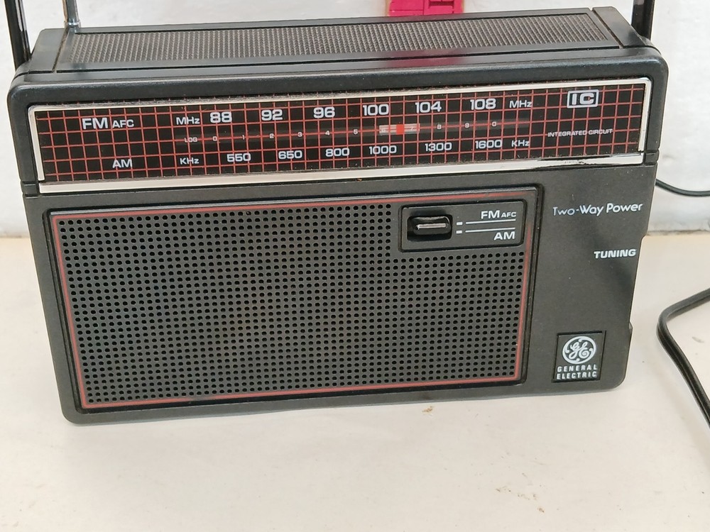 Vintage GE 7-2660D AM FM Portable Radio Two-Way Power Tested Working 1980s