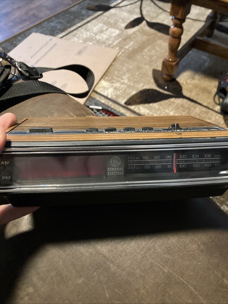 Vintage GE AM/FM Digital Clock Radio 7-4625C Woodgrain