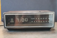 GE 7-4305B WALNUT GRAIN ELECTRIC CLOCK RADIO–READ!!