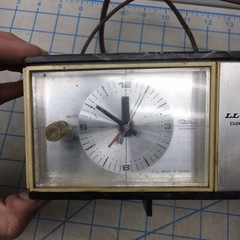 Vintage Lloyds Clock Radio J702G-108A (B)