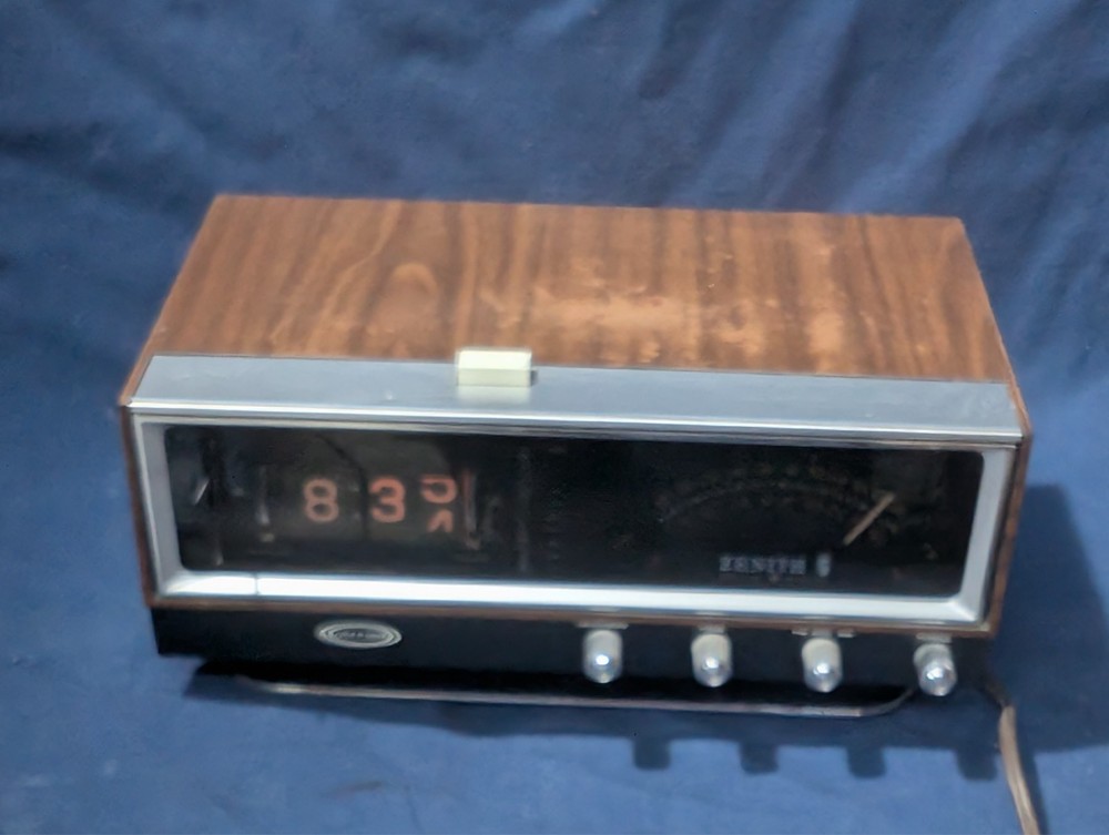 ZENITH C472W-3 Circle of Sound Flip Alarm Clock, AM/FM Radio, Video!