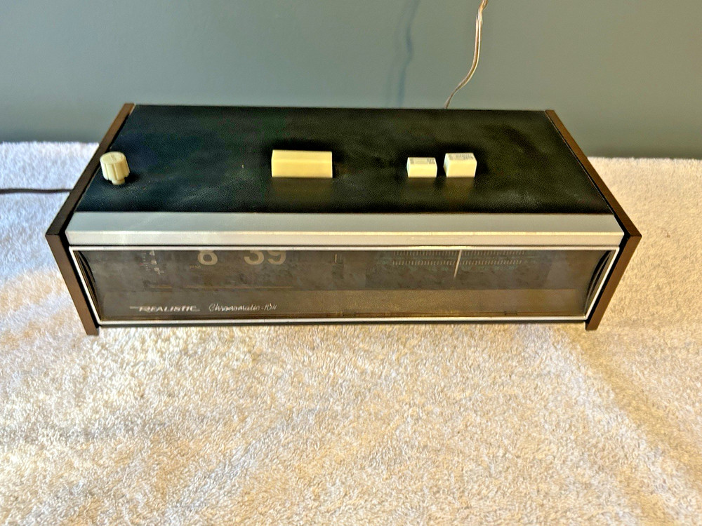 Realistic CHRONOMATIC-104 AM-FM Stereo Flip Clock Radio works but needs work!