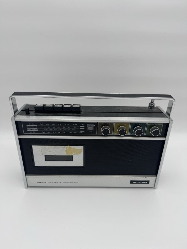 Soundesign Solid State Cassette Radio AM/FM Model 7843 AC/DC Vintage Works* Read
