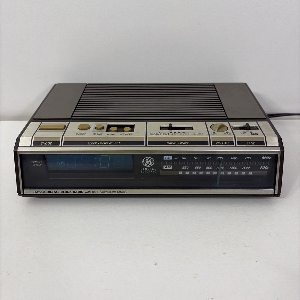VTG GE General Electric 7-4646A AMFM Digital Clock Radio Blue Display Wood Grain