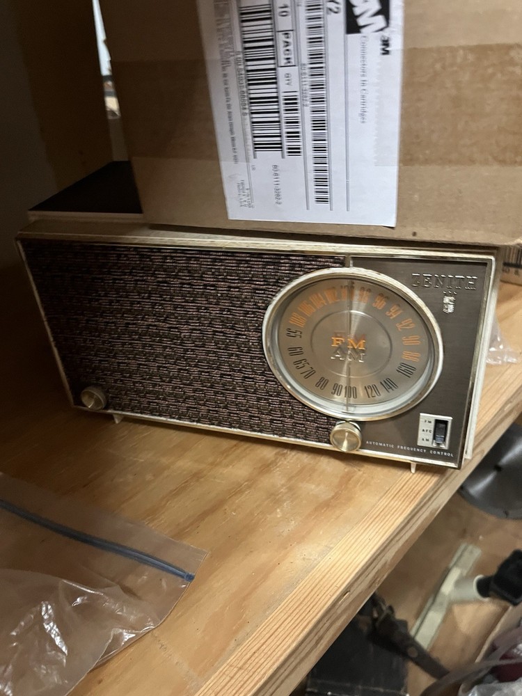 Zenith Vintage AM/FM Tabletop Radio w/ Automatic Frequency Control (AFC)