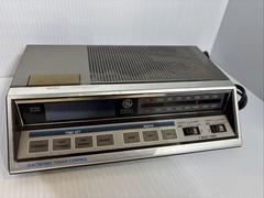 Vintage GENERAL ELECTRIC 7-4663A Battery Backup Touch Control Alarm CLOCK RADIO