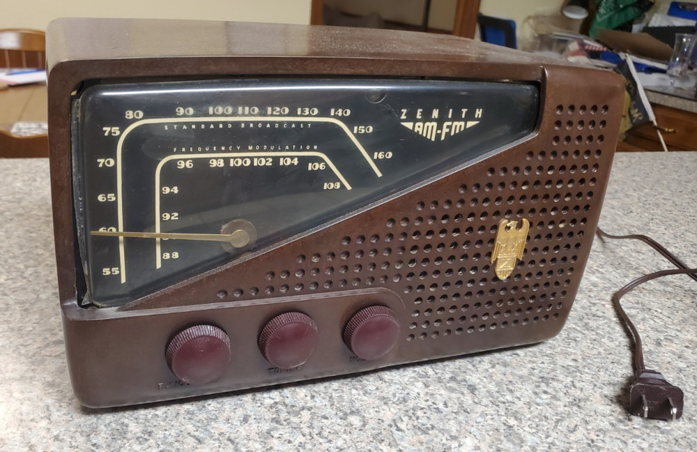 Zenith 7H822 Vintage Bakelite AM/FM Tube Radio