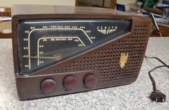 Zenith 7H822 Vintage Bakelite AM/FM Tube Radio