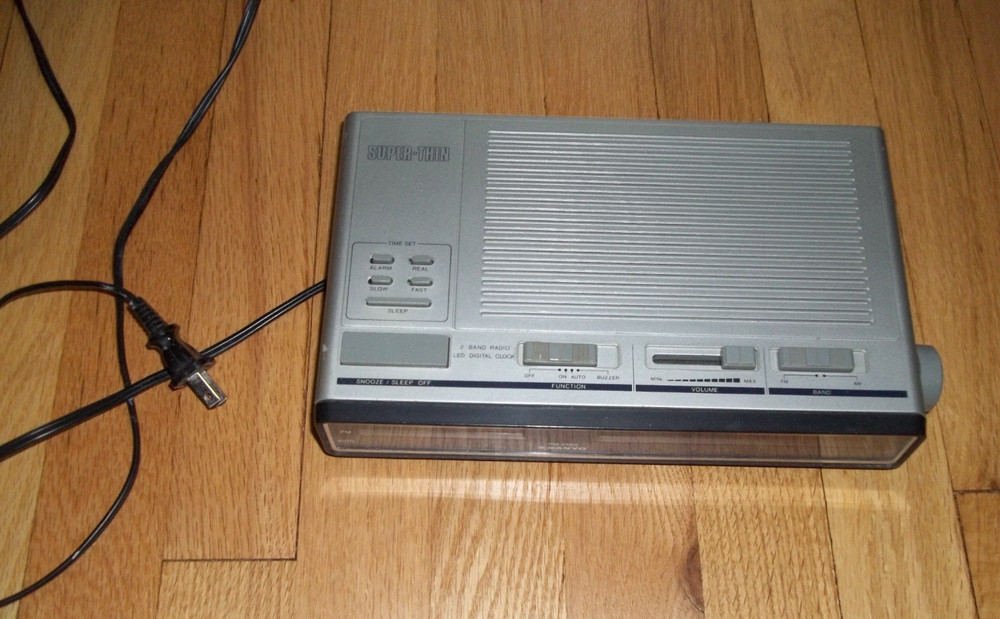 Vintage Sanyo RM6100 Super Thin Am/FM Clock Radio 1982, Works