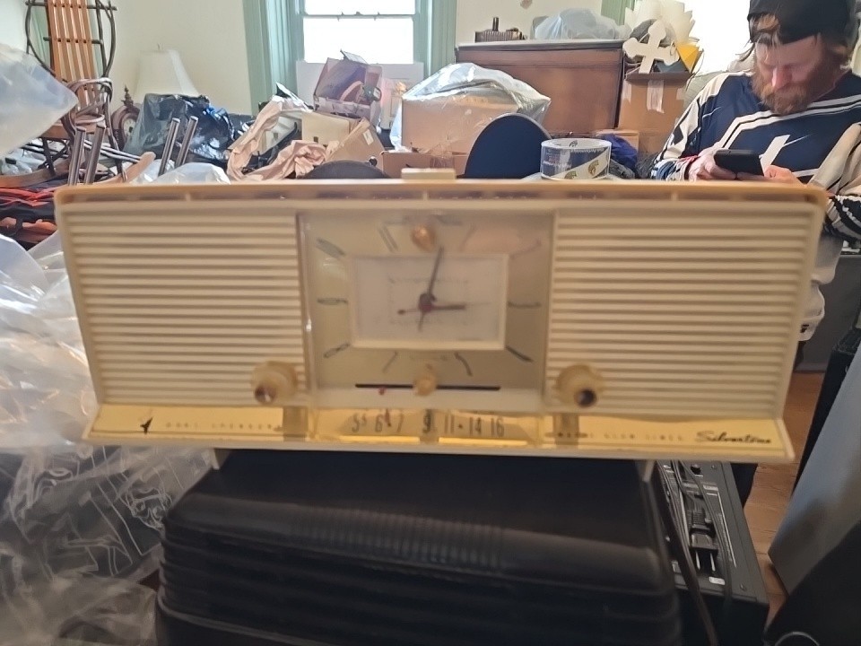 Silvertone Model 9028 clock radio Magic Glow Timer Dual Speaker
