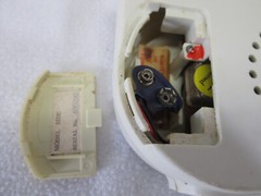Vintage 1980&rsquo;s Sound Design white AM portable radio 1222C Hong Kong ( Works )