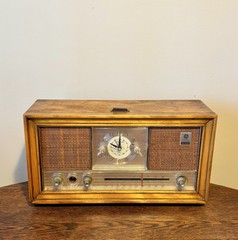 Vintage General Electric Dual Speaker AM/FM Clock Radio