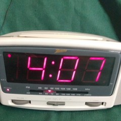 Vintage Zenith Alarm Clock/Radio twin alarms AM FM model Z207G tested working