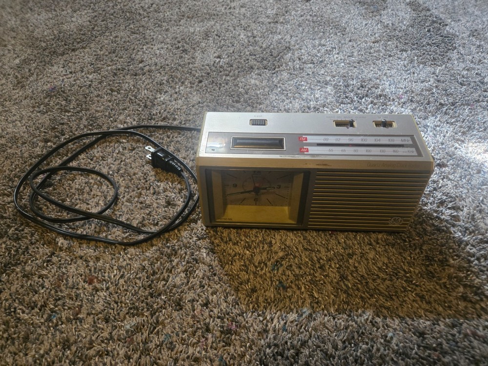 Vintage GE Quartz Analog Clock Radio AM/FM Snooze Alarm 7-4657A Tested Works