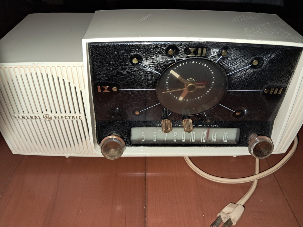 Vintage GE AM Clock Radio 1950’s Atomic Age Tan MCM Partly Tested See Descripti