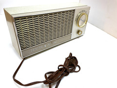 Zenith Radio Solid State Model Z218L – Mid Century Design – Works