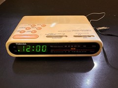 Vintage Toshiba RC-1067 AM/FM Clock Radio [Rare Cream Color – Tested & Working]
