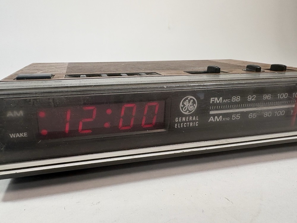 Vintage GE General Electric 7-4624B FM/AM Digital Alarm Clock Radio Tested Works