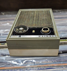 Vintage Zenith Royal 285 portable transistor AM Radio in working condition